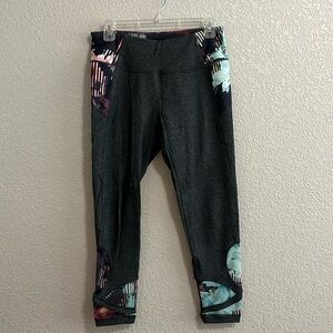 Calia women’s gray and floral print 7/8 length medium leggings.